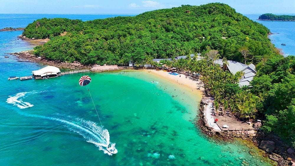 Southern Vietnam, including bustling Ho Chi Minh City and tropical islands like Phu Quoc, enjoys consistent temperatures year-round (Source: Internet)